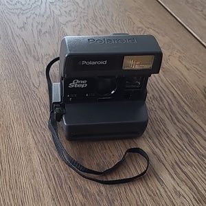 Great used condition vintage Pilaroid camera.